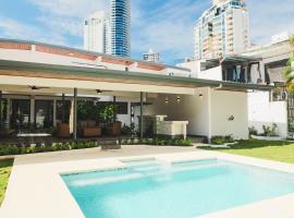 Newly Remodeled 5BR House with Pool and King Beds in Punta Paitilla，位于巴拿马城的酒店