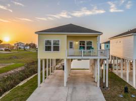 Cozy Bay Cottage with King Master Suite, Fire Pit and Pool，位于Palm Harbor的酒店