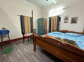 ATITHI HOMESTAY - Entire 2BHK in Central Bolpur with Private Parking - Pet Friendly，位于博尔普尔的酒店