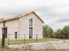 Maison climatisée avec terrasse et Wi-Fi, animaux admis, proche Périgord Vert - FR-1-616-391，位于Sorges的酒店