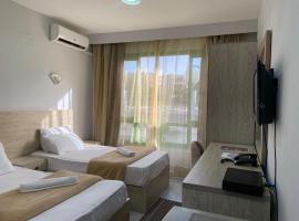 Plaza Hotel，位于‘Ezbet el-Insha的酒店