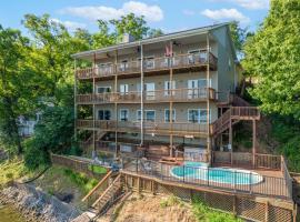 Lakefront Ozarks Home Tiki Bar, Pool, Deck, Views，位于卡姆登顿的酒店