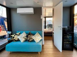 HouseBoat - Lago Maggiore con Jacuzzi，位于多尔梅莱托的船屋