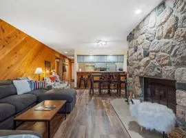 Large 2 Floor Condo, Pool Pass, Beach Club, walk to Shanty Creek