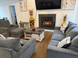 POCONOS everything close to Luxury vacational home in the heart of poconos with 3 outdoor pools for the public of the Tobyhanna community，位于托比汉纳的酒店