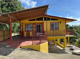 La Casita Amarilla en Utuado, Puerto Rico，位于Utuado的酒店