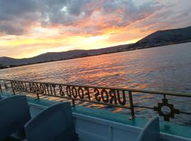 Urosfood & Titiqaqa Lodge，位于Uros的酒店