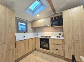 Gorgeous Caravan With Decking Wifi In Suffolk Ref 20141Bs，位于Hopton on Sea的酒店