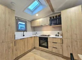 Gorgeous Caravan With Decking Wifi In Suffolk Ref 20141Bs