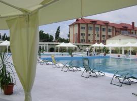 Hotel Golden Plum，位于Crevedia的酒店