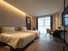 自贡华商国际城高峰公园亚朵酒店，位于自贡的酒店