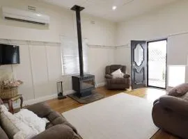 Homely 2-Bed Cottage Near Tenterfield Centre