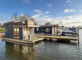 Hausboot IRENE mit Kamin - Winter an der Dove Elbe