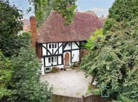 500 yr old Cottage with historic park at the gate