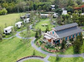 Bat Cave Glamping Khao Yai，位于Wangkata的宠物友好酒店