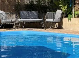 Cosy, private guest house with pool and private parking