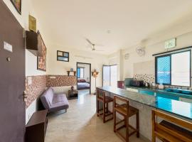 TicAna Apartments with all amenities lake view & terrace garden Ac Kitchen wifi，位于乌代浦的酒店