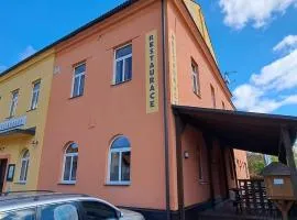 Hostinské pokoje nad restaurací Košetice se společnou koupelnou, WC a kuchyňkou