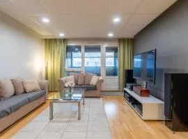 Good 3 rooms apartment with free parking & beds for 6!