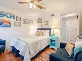 Pearls Pad - Beautiful 1 bedroom apartment- 1 block to beach，位于泰比岛的自助式住宿