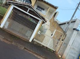 Pensão com piscina e área de lazer，位于Dois Vizinhos的酒店