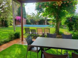 Precioso chalet próximo a Sevilla con jardín y piscina privada 8 personas Wifi gratis 2 salones 4 dormitorios 2 baños，位于Consolación的酒店