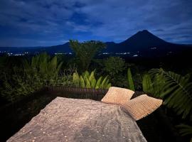 Volcano Views Glamping Costa Rica，位于Monterrey的露营地