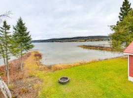 Waterfront Oasis Family Retreat on Long Lake!，位于Sinclair的酒店