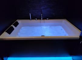 Urban Elite Private 2 person JACUZZI Hanza Tower，位于什切青的酒店