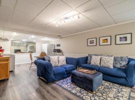 NEW Basement 1BR! Pet Friendly w/ Weekly Deals，位于阿克沃思的酒店
