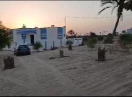 une villa se situe dans un hectare de campagne，位于Bou Menjel的酒店