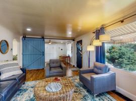 Charming Downtown Bungalow - King Bed, Office