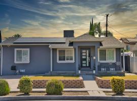 Modern LA Home - King Bed, Outdoor Living, Firepit，位于洛杉矶的酒店