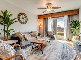 Secluded Home with Lake View in Delton!，位于Delton的酒店