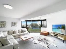 Charming Central Cotton Tree Unit