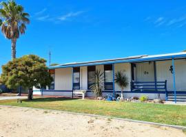 Lil Blue Beach House，位于Port Hughes的酒店