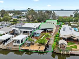 The Boathouse -Pool and Private Slip，位于Chittaway Point的酒店