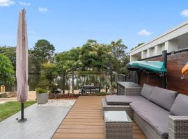 The Boathouse -Pool and Private Slip，位于Chittaway Point的带热水浴缸的酒店