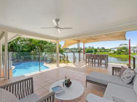 Serene Lakefront Villa with Private Pool，位于Westlake的酒店