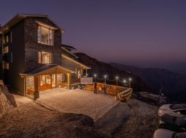 SaffronStays Alpine blue-6 bhk villa with private deck and valley views from each room，位于西姆拉的酒店