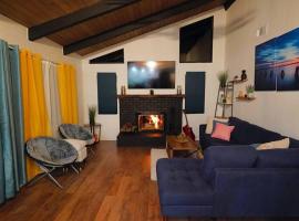 Beautiful Renovated Cozy Forest Home with Hot Tub in Crestline，位于Crestline的酒店