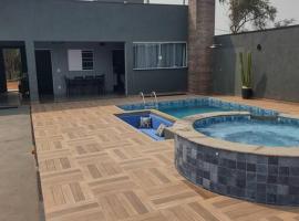 5 pessoas,casa aconchegante com piscina e jacuzzi，位于巴乌鲁的酒店