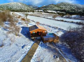 Aldea Los Odres - Caba&ntilde;as de Madera de 1&ordf; con Piscina Privada y BBQ en la puerta，位于莫拉塔利亚的乡村别墅