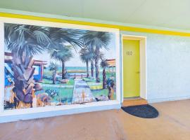 Unit 102 - 1br Unit Wheated Pool And Hot Tub，位于可可比奇的酒店