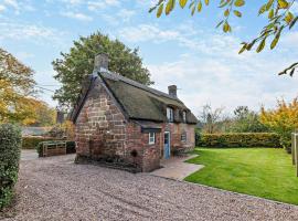 Oak Tree Thatched Cottage，位于Eccleshall的酒店