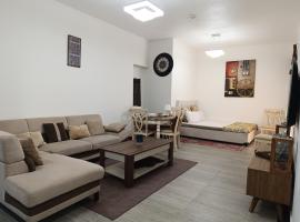 entire Luxury and family One Bed Room living Room in front Of Beach，位于沙迦的酒店