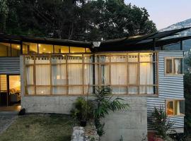 StayVista at Gassa Home with Mountain View, BBQ, Lawn at Gangtok，位于甘托克的别墅