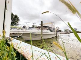 50ft Stationary House Boat，位于New Baltimore的酒店