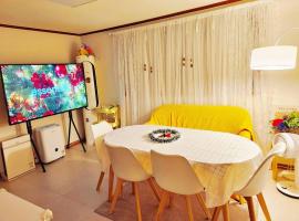 Seoul, 3 rooms, Gimpo Airport, free parking, 1 PM check-out, super close to the station, 10 people, warm accommodation, 4 beds, Hongdae, Jongno, Myeongdong