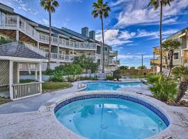 Balcony, Pool and Beach Access Port Aransas Condo!，位于马士腾海滩的酒店